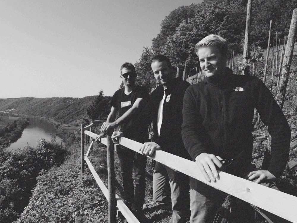 Drei Brüder im Weinberg